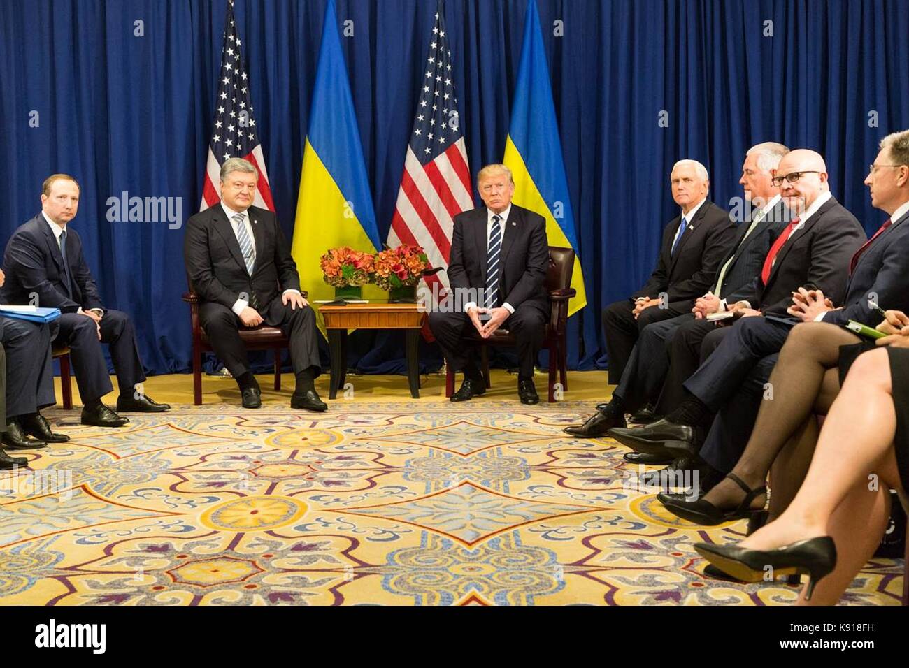New york, new york, Stati Uniti d'America. Xxi sett, 2017. Presidente statunitense Donald Trump con il presidente ucraino petro poroshenko prima dell'inizio di un incontro bilaterale a margine della 72esima sessione dell' assemblea generale delle Nazioni Unite presso il palace hotel il 21 settembre 2017 a New York City. Credito: planetpix/alamy live news Foto Stock