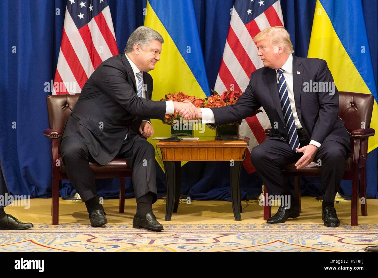 New york, new york, Stati Uniti d'America. Xxi sett, 2017. Presidente statunitense Donald Trump scuote le mani con il presidente ucraino petro poroshenko prima dell'inizio di un incontro bilaterale a margine della 72esima sessione dell' assemblea generale delle Nazioni Unite presso il palace hotel il 21 settembre 2017 a New York City. Credito: planetpix/alamy live news Foto Stock