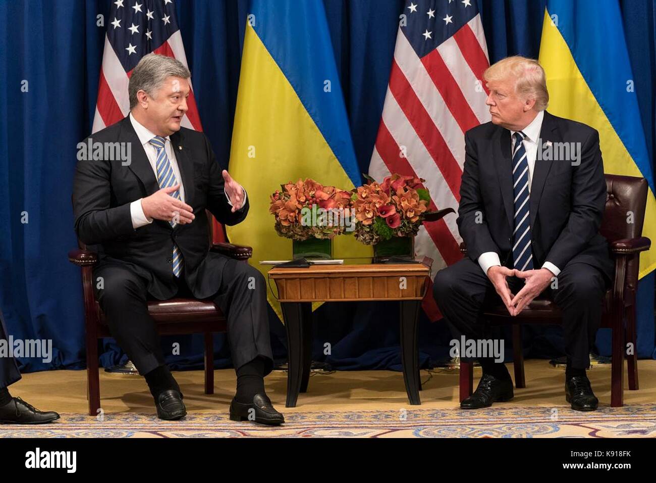 New york, new york, Stati Uniti d'America. Xxi sett, 2017. Presidente statunitense Donald Trump chat con il presidente ucraino petro poroshenko prima dell'inizio di un incontro bilaterale a margine della 72esima sessione dell' assemblea generale delle Nazioni Unite presso il palace hotel il 21 settembre 2017 a New York City. Credito: planetpix/alamy live news Foto Stock