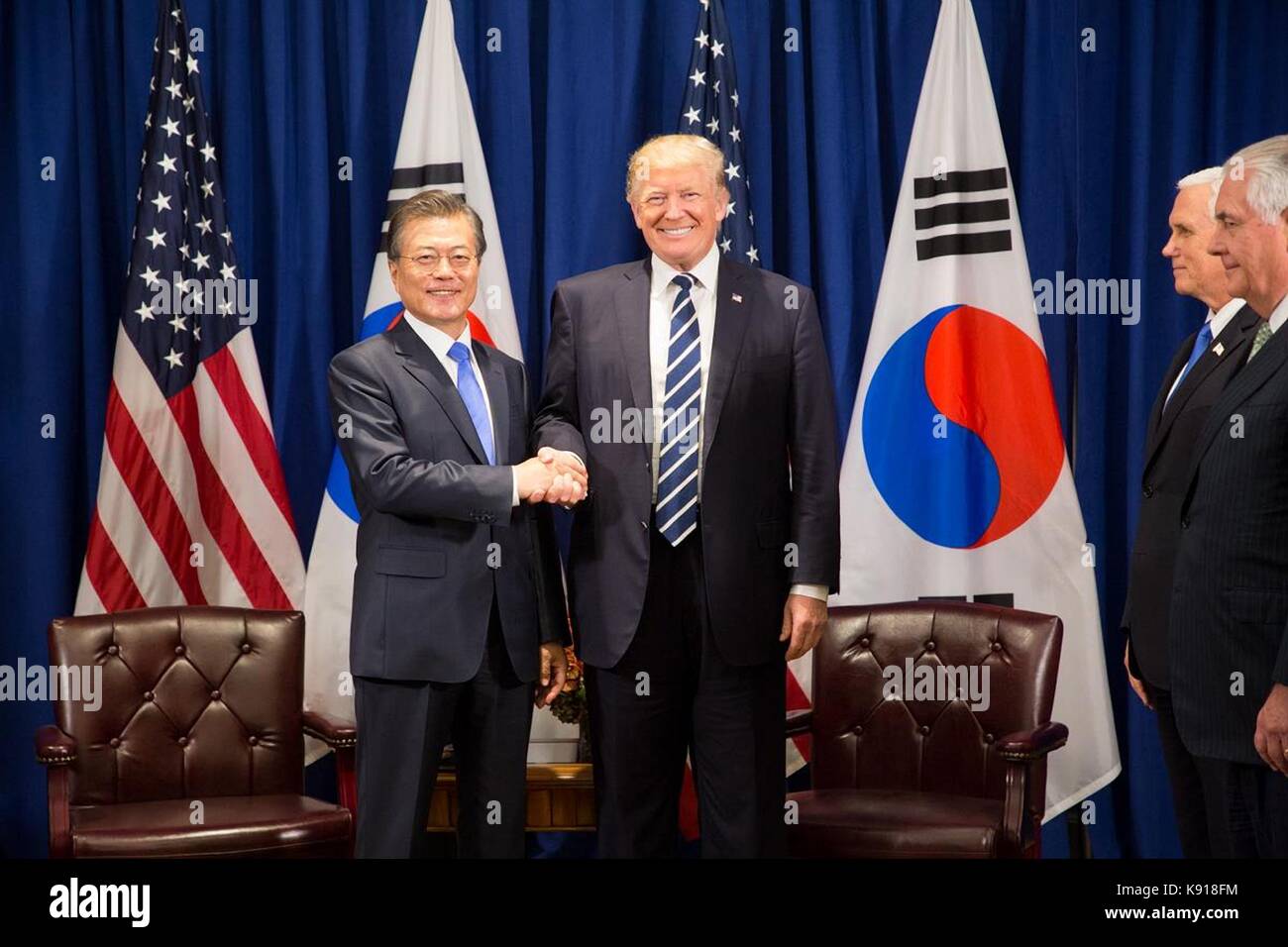 New york, new york, Stati Uniti d'America. Xxi sett, 2017. Presidente statunitense Donald Trump scuote le mani con il Presidente sud coreano moon Jae-in prima di iniziare una riunione bilaterale a margine della 72esima sessione dell' assemblea generale delle Nazioni Unite presso il palace hotel il 21 settembre 2017 a New York City. Credito: planetpix/alamy live news Foto Stock