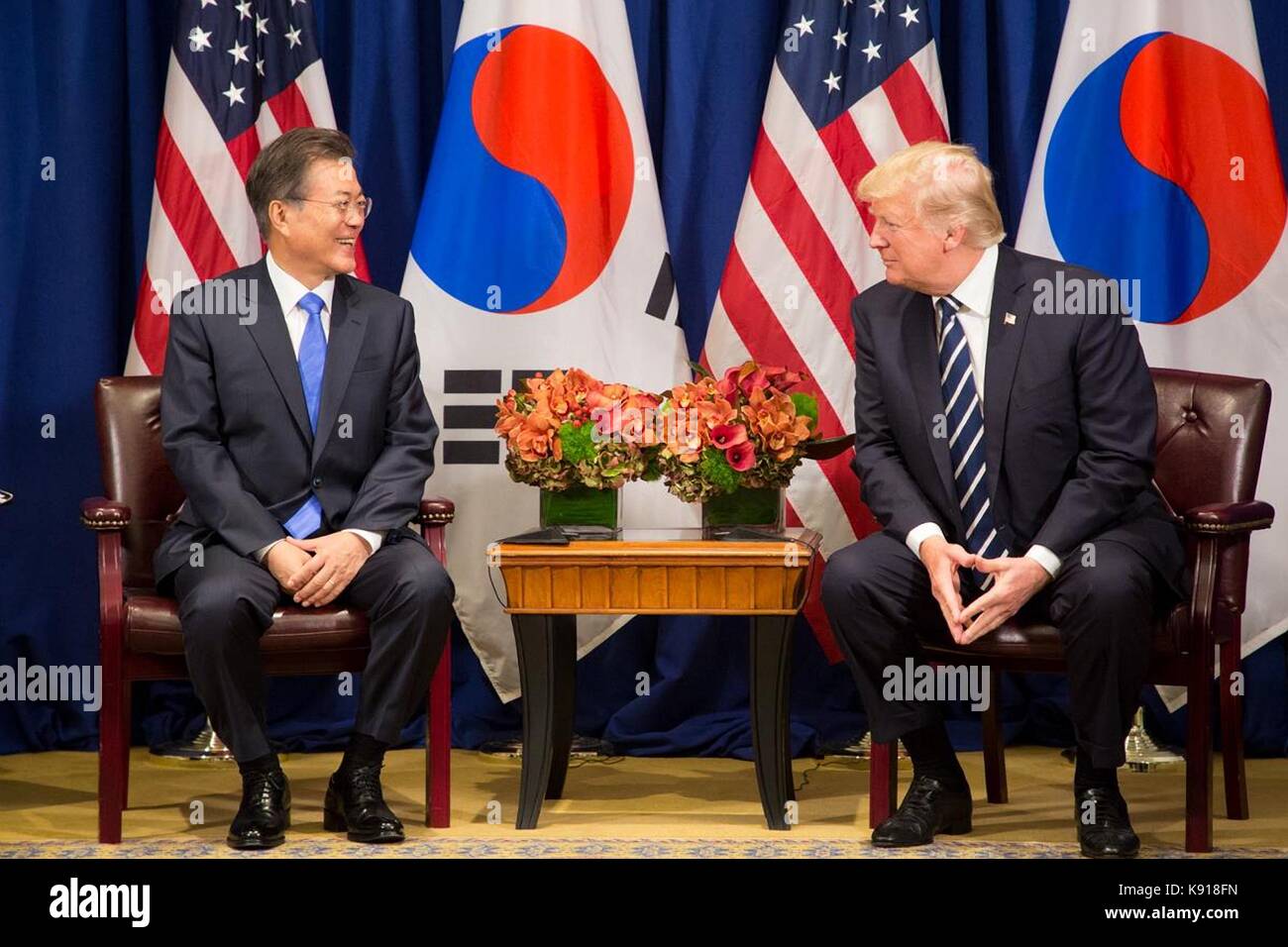 New york, new york, Stati Uniti d'America. Xxi sett, 2017. Presidente statunitense Donald Trump chat con il Presidente sud coreano moon Jae-in prima di iniziare una riunione bilaterale a margine della 72esima sessione dell' assemblea generale delle Nazioni Unite presso il palace hotel il 21 settembre 2017 a New York City. Credito: planetpix/alamy live news Foto Stock