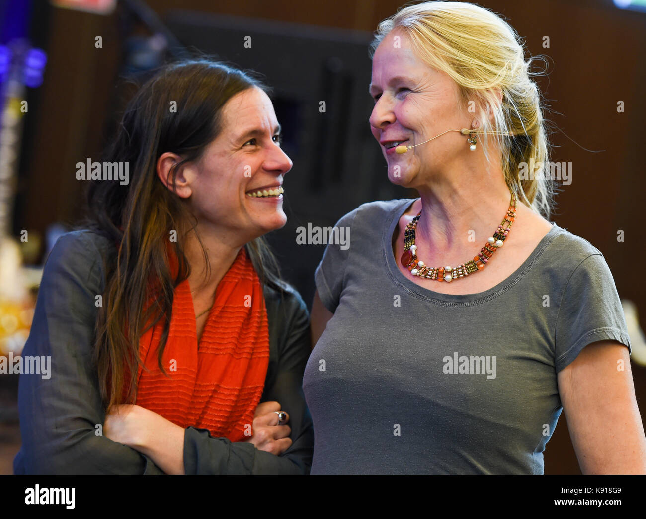 Università di Amburgo, Germania. Xxi Sep, 2017. Libro per bambini autori isabel abedi (l) e Cornelia Funke in un auditorium all'università di Amburgo, Germania, 21 settembre 2017. funke scene presentate dalla sua riproduzione audio 'drachenreiter - die vulkan-missione", che è dovuto per il rilascio da parte di atmende buecher il 20 ottobre 2017. Credito: christophe gateau/dpa/alamy live news Foto Stock