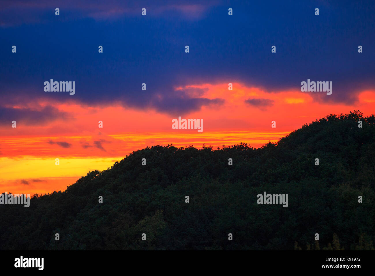 Ashford, Kent, Regno Unito. Xxi Sep, 2017. Regno Unito Meteo: Drammatico Kent rurale tramonto rosso e blu e arancione nuvole. Photo credit: Paolo Lawrenson / Alamy Live News Foto Stock
