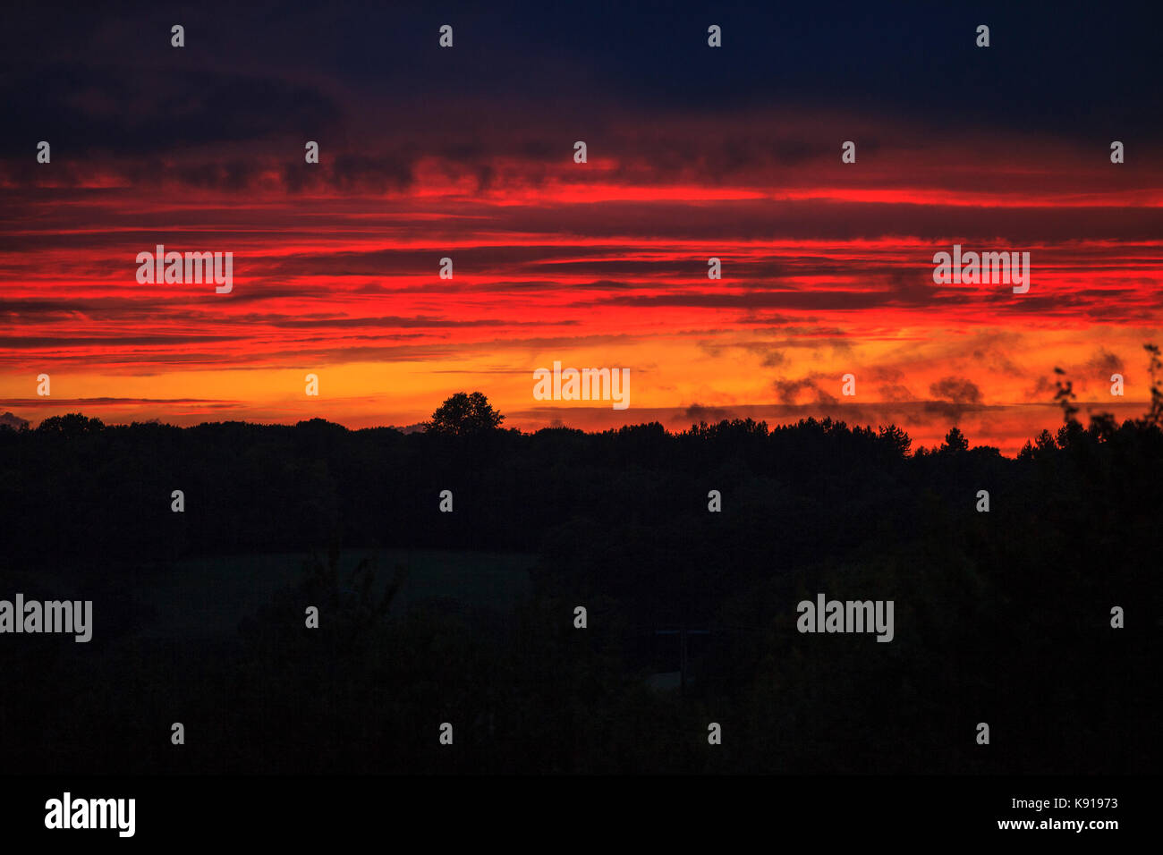 Ashford, Kent, Regno Unito. Xxi Sep, 2017. Regno Unito: Meteo campagna drammatico tramonto con luminosi rosso e arancione nuvole. Photo credit: Paolo Lawrenson / Alamy Live News Foto Stock