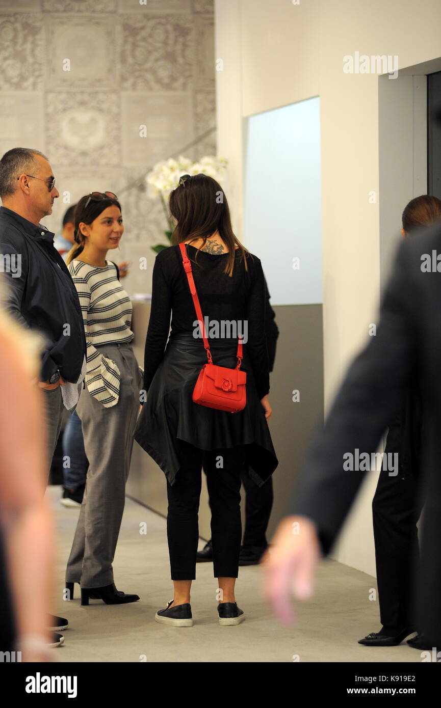 Milano, aurora ramazzotti shopping in centro da versace aurora ramazzotti arriva al centro con una guardia del corpo e un amico al negozio. Qui arriva il 'versace' boutique di via Montenapoleone. indossa una trussardi sacchetto rosso. Foto Stock