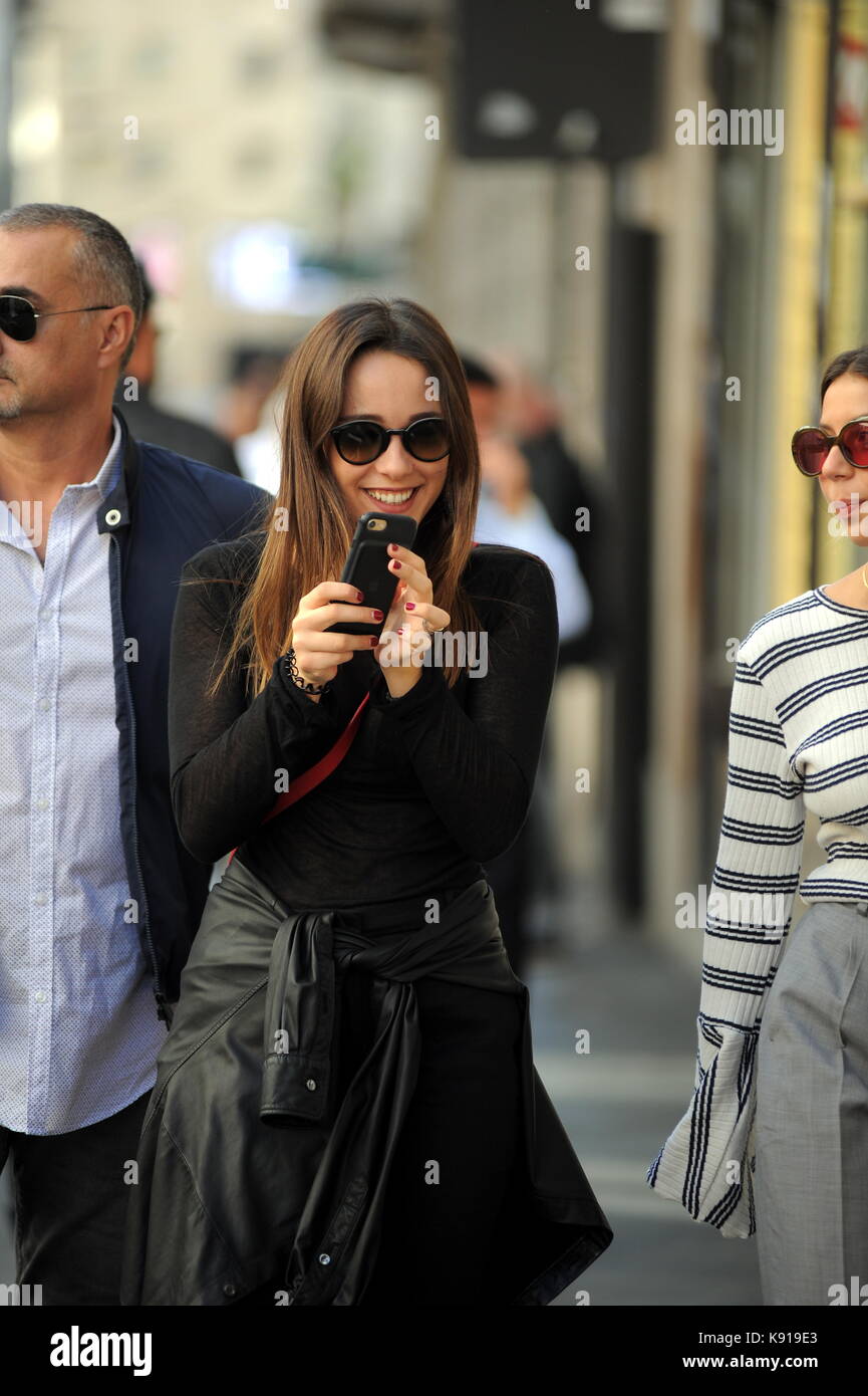 Milano, aurora ramazzotti shopping in centro da versace aurora ramazzotti arriva al centro con una guardia del corpo e un amico al negozio. Qui arriva il 'versace' boutique di via Montenapoleone. indossa una trussardi sacchetto rosso. Foto Stock