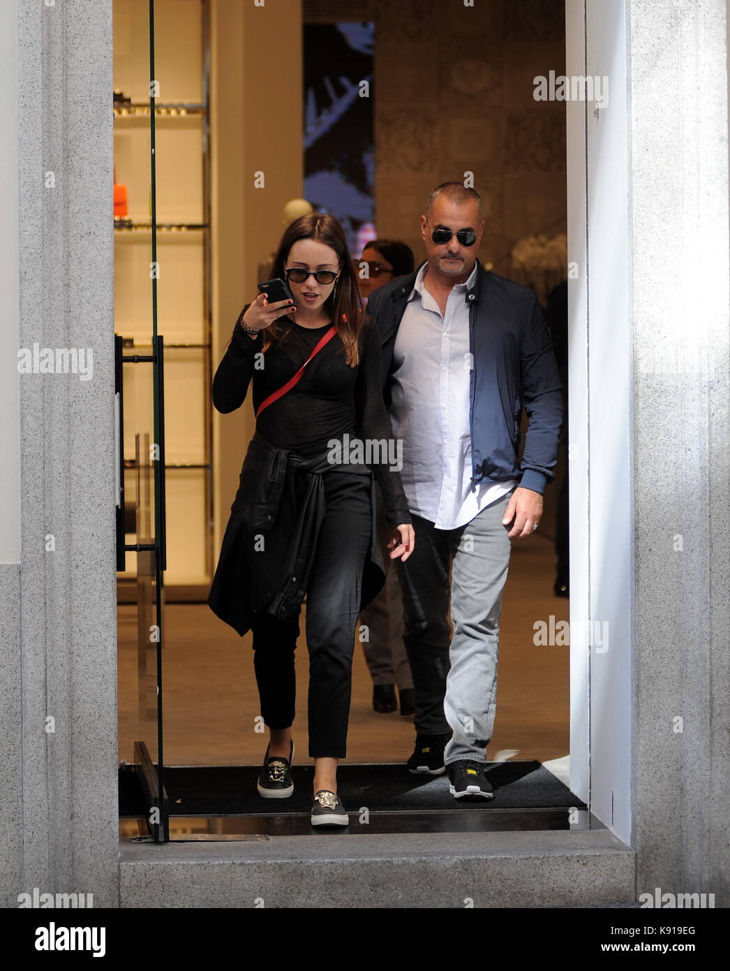 Milano, aurora ramazzotti shopping in centro da versace aurora ramazzotti arriva al centro con una guardia del corpo e un amico al negozio. Qui arriva il 'versace' boutique di via Montenapoleone. indossa una trussardi sacchetto rosso. Foto Stock