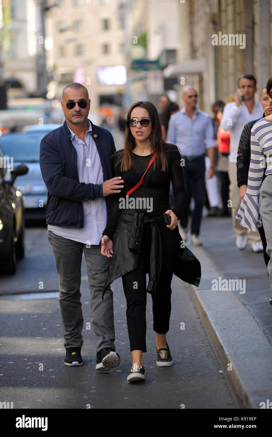 Milano, aurora ramazzotti shopping in centro da versace aurora ramazzotti arriva al centro con una guardia del corpo e un amico al negozio. Qui arriva il 'versace' boutique di via Montenapoleone. indossa una trussardi sacchetto rosso. Foto Stock