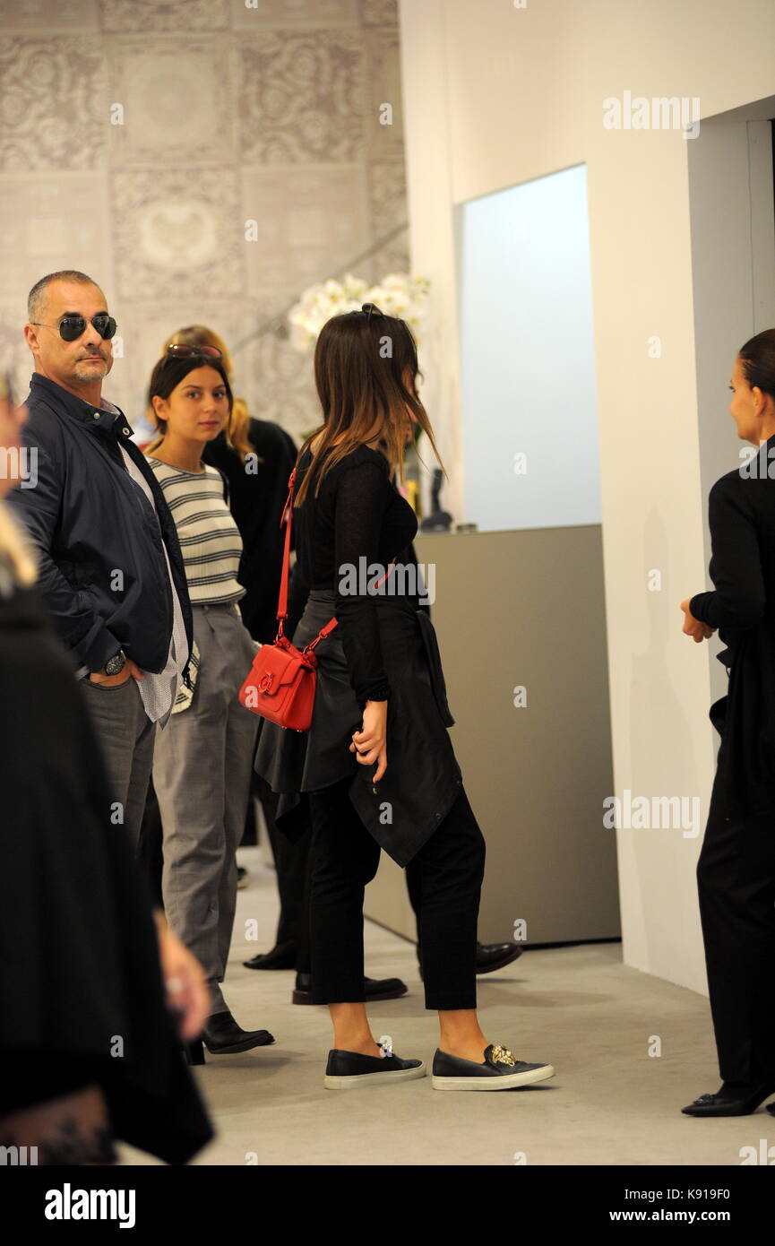 Milano, aurora ramazzotti shopping in centro da versace aurora ramazzotti arriva al centro con una guardia del corpo e un amico al negozio. Qui arriva il 'versace' boutique di via Montenapoleone. indossa una trussardi sacchetto rosso. Foto Stock