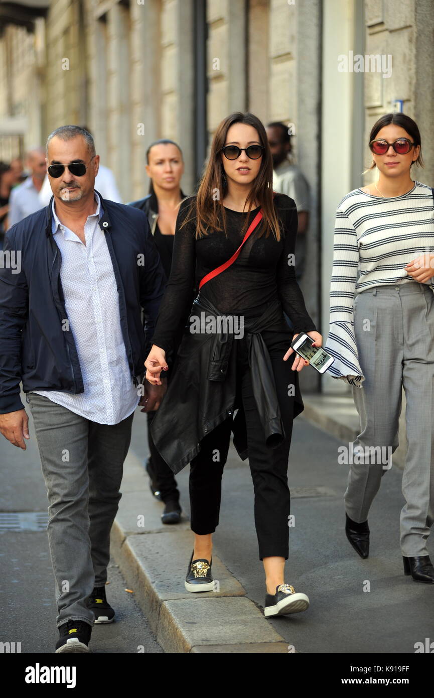 Milano, aurora ramazzotti shopping in centro da versace aurora ramazzotti arriva al centro con una guardia del corpo e un amico al negozio. Qui arriva il 'versace' boutique di via Montenapoleone. indossa una trussardi sacchetto rosso. Foto Stock