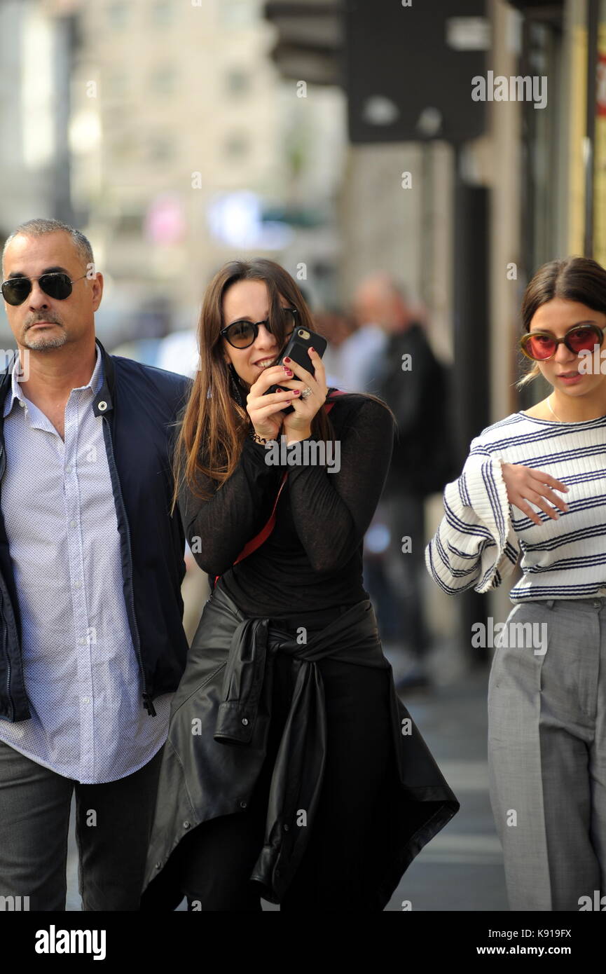 Milano, aurora ramazzotti shopping in centro da versace aurora ramazzotti arriva al centro con una guardia del corpo e un amico al negozio. Qui arriva il 'versace' boutique di via Montenapoleone. indossa una trussardi sacchetto rosso. Foto Stock