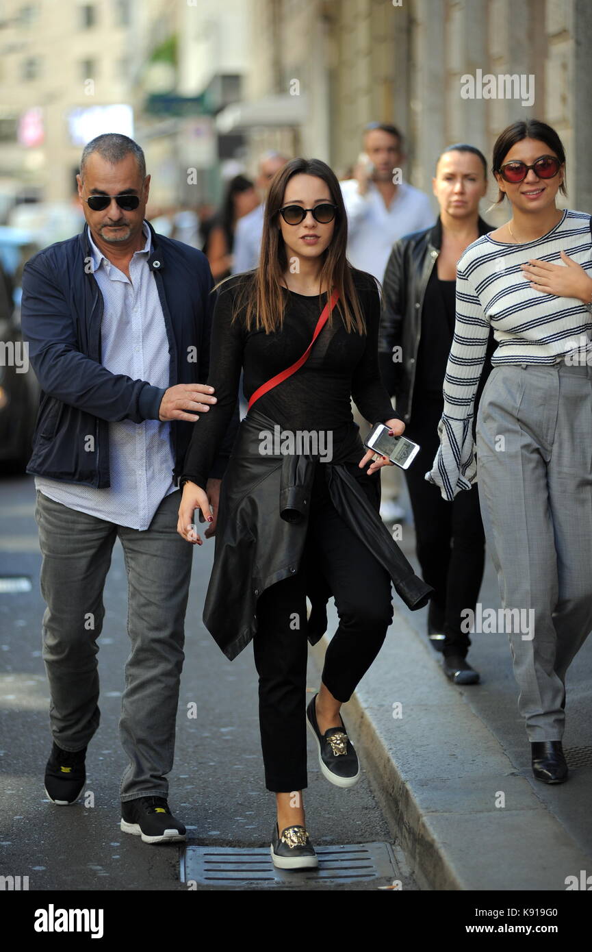 Milano, aurora ramazzotti shopping in centro da versace aurora ramazzotti arriva al centro con una guardia del corpo e un amico al negozio. Qui arriva il 'versace' boutique di via Montenapoleone. indossa una trussardi sacchetto rosso. Foto Stock