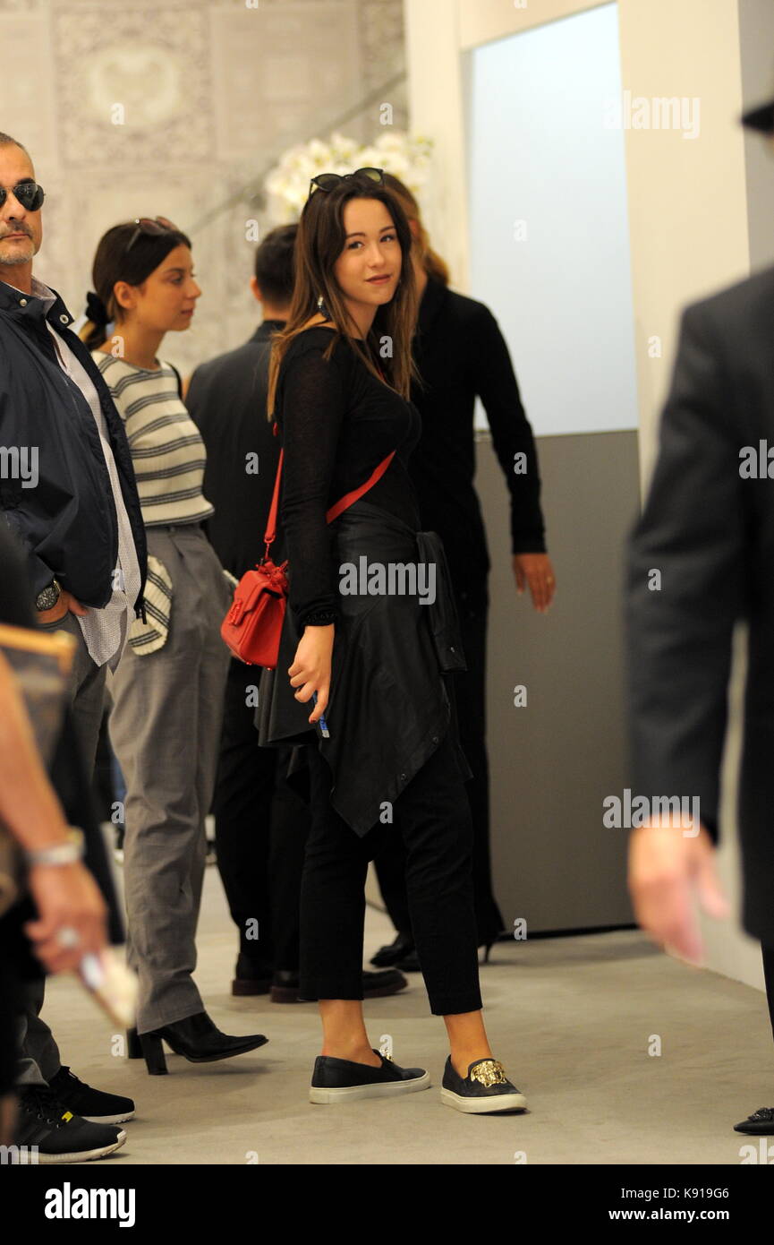 Milano, aurora ramazzotti shopping in centro da versace aurora ramazzotti arriva al centro con una guardia del corpo e un amico al negozio. Qui arriva il 'versace' boutique di via Montenapoleone. indossa una trussardi sacchetto rosso. Foto Stock