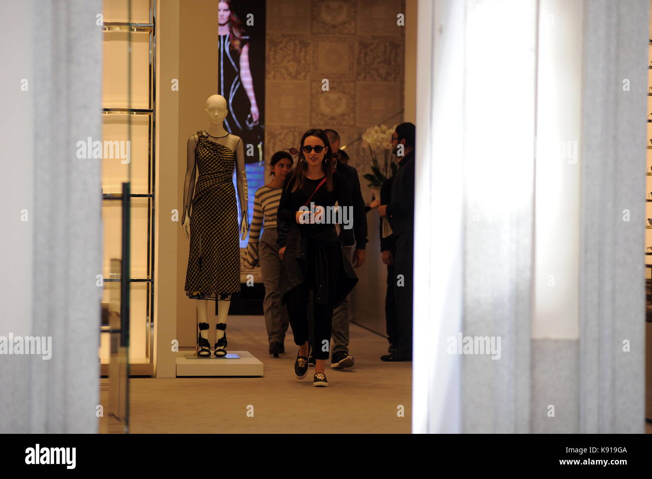 Milano, aurora ramazzotti shopping in centro da versace aurora ramazzotti arriva al centro con una guardia del corpo e un amico al negozio. Qui arriva il 'versace' boutique di via Montenapoleone. indossa una trussardi sacchetto rosso. Foto Stock