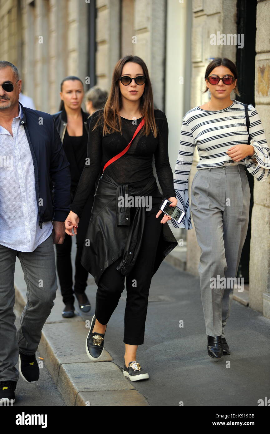 Milano, aurora ramazzotti shopping in centro da versace aurora ramazzotti arriva al centro con una guardia del corpo e un amico al negozio. Qui arriva il 'versace' boutique di via Montenapoleone. indossa una trussardi sacchetto rosso. Foto Stock