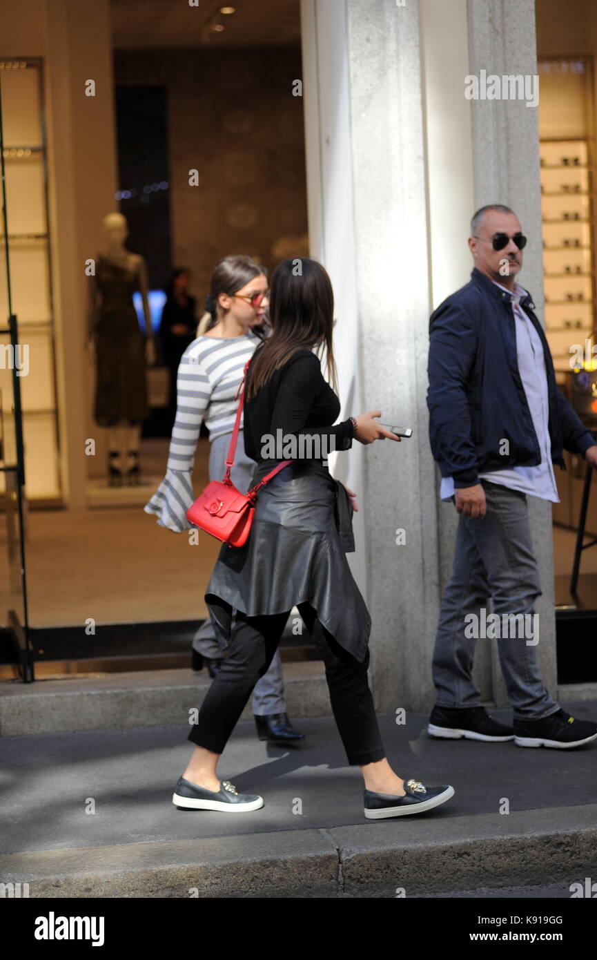 Milano, aurora ramazzotti shopping in centro da versace aurora ramazzotti arriva al centro con una guardia del corpo e un amico al negozio. Qui arriva il 'versace' boutique di via Montenapoleone. indossa una trussardi sacchetto rosso. Foto Stock