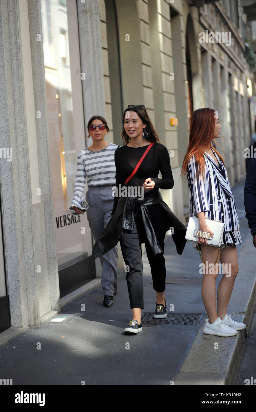 Milano, aurora ramazzotti shopping in centro da versace aurora ramazzotti arriva al centro con una guardia del corpo e un amico al negozio. Qui arriva il 'versace' boutique di via Montenapoleone. indossa una trussardi sacchetto rosso. Foto Stock