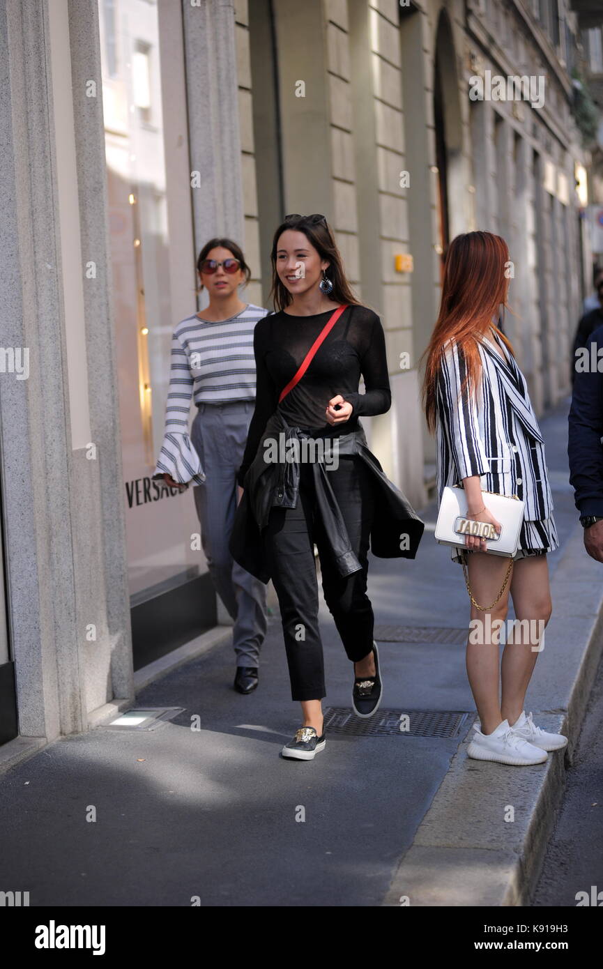 Milano, aurora ramazzotti shopping in centro da versace aurora ramazzotti arriva al centro con una guardia del corpo e un amico al negozio. Qui arriva il 'versace' boutique di via Montenapoleone. indossa una trussardi sacchetto rosso. Foto Stock