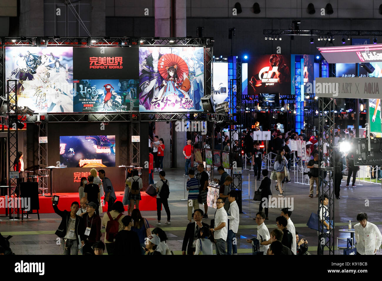 I visitatori si radunano presso il Tokyo Game Show (TGS 2017) il 21 settembre 2017, Chiba, Giappone. l'evento di quest'anno ospita 609 aziende provenienti da 36 paesi diversi, introducendo 1,317 video titoli di giochi per smartphone, console videogiochi, vr, ar e mr piattaforme. Lo spettacolo, che si aspetta di attirare 250.000 visitatori, corre fino al 24 settembre presso l'international Convention Complex makuhari messe a chiba; e verrà trasmesso in diretta in tutto il mondo. Credito: rodrigo reyes marin/aflo/alamy live news Foto Stock