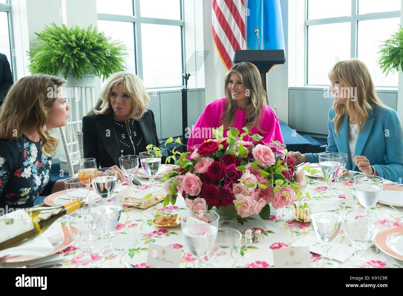 Stati Uniti prima signora melania trump, centro siede con sophie trudeau del Canada, sinistra e brigitte macron o in Francia, centro sinistra, durante un pranzo seguendo il suo indirizzo su bambini e bullismo presso le Nazioni Unite il 20 settembre 2017 a New York City. Foto Stock