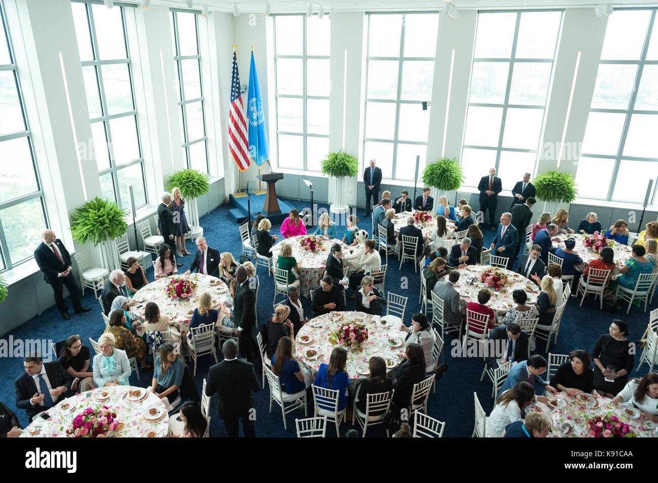 Stati Uniti prima signora melania trump, abito rosa, durante un pranzo seguendo il suo indirizzo su bambini e bullismo presso le Nazioni Unite il 20 settembre 2017 a New York City. Foto Stock