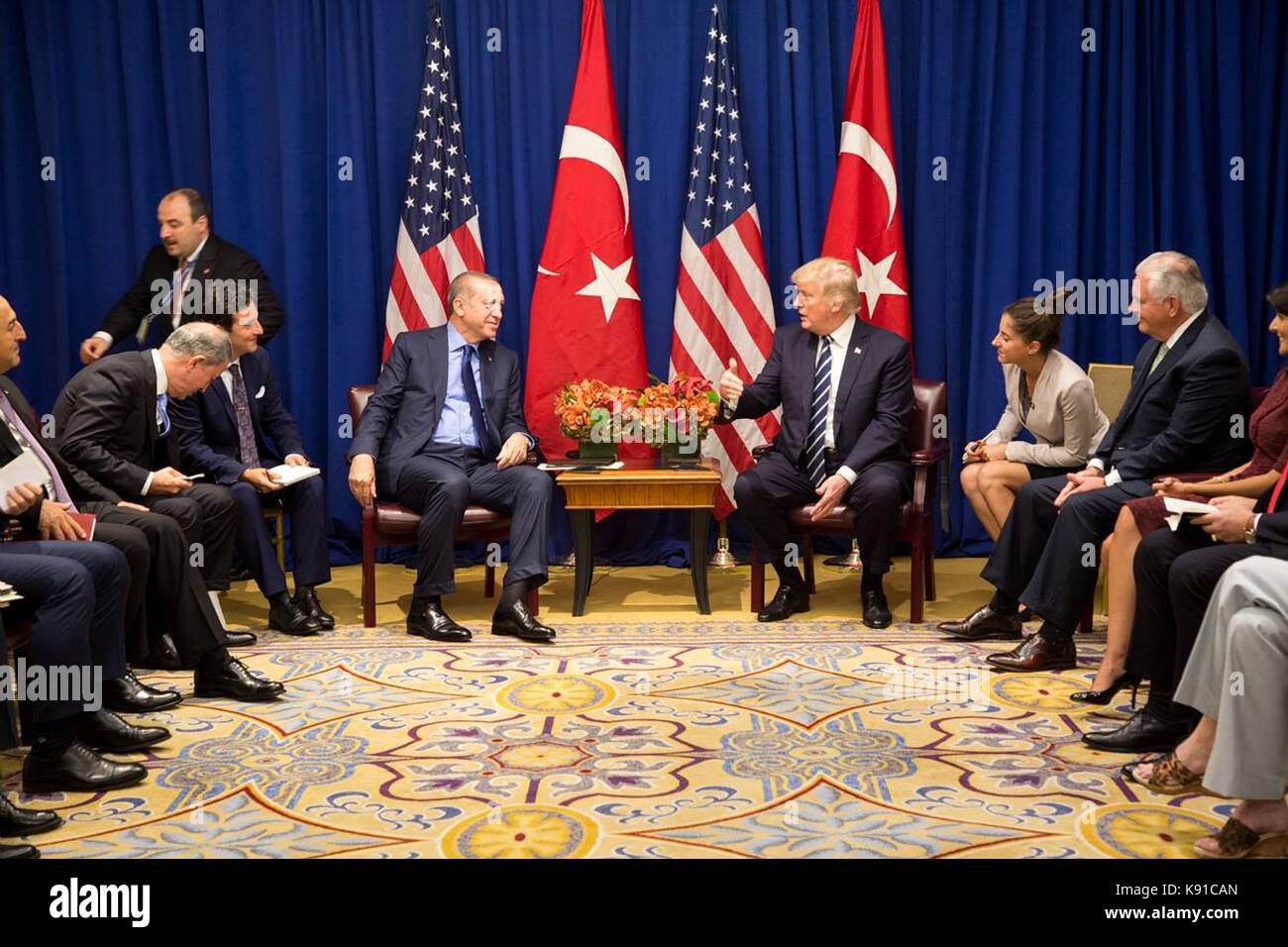 Il presidente statunitense Donald Trump chat con il presidente turco Recep Tayyip Erdogan prima di iniziare una riunione bilaterale a margine della 72esima sessione dell' assemblea generale delle Nazioni Unite presso il palace hotel il 21 settembre 2017 a New York City. Foto Stock
