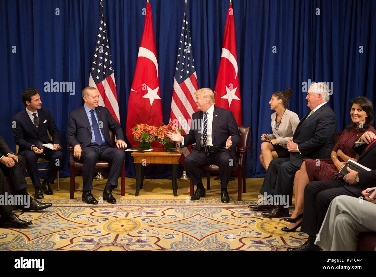 Il presidente statunitense Donald Trump chat con il presidente turco Recep Tayyip Erdogan prima di iniziare una riunione bilaterale a margine della 72esima sessione dell' assemblea generale delle Nazioni Unite presso il palace hotel il 21 settembre 2017 a New York City. Foto Stock