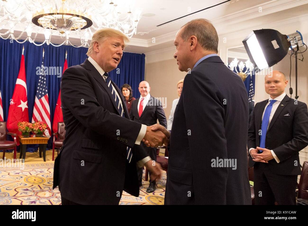 Il presidente statunitense Donald Trump scuote le mani con il presidente turco Recep Tayyip Erdogan prima di iniziare una riunione bilaterale a margine della 72esima sessione dell' assemblea generale delle Nazioni Unite presso il palace hotel il 21 settembre 2017 a New York City. Foto Stock