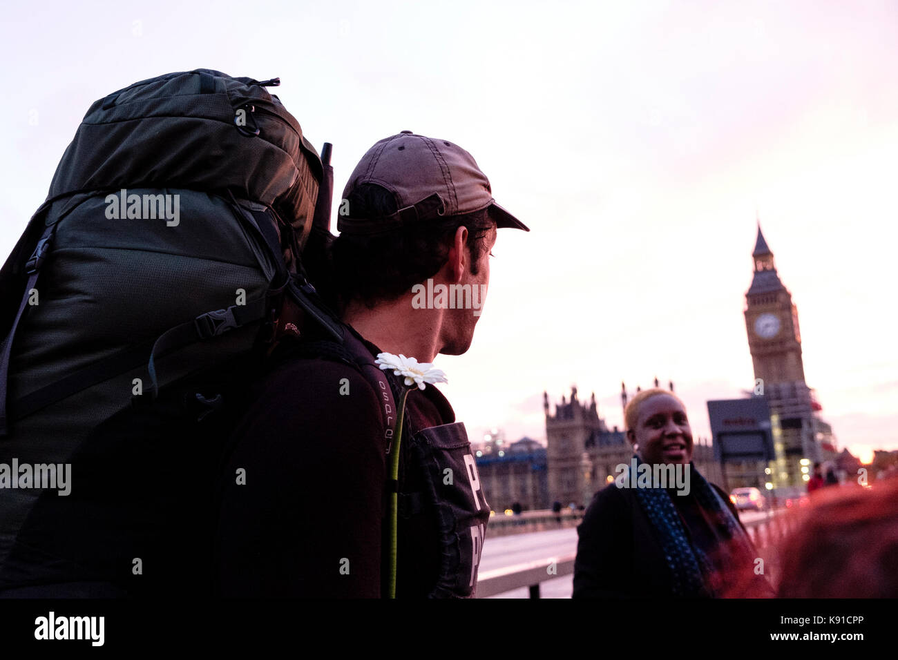 Londra, Regno Unito. Xxi Sep, 2017. Londra commemora la giornata mondiale per la pace con una passeggiata per la pace. I partecipanti hanno distribuito fiori bianchi tra gli escursionisti di south bank e gettò i fiori al Tamigi da Westminster Bridge. Londra, 21 settembre 2017. Credito: noemi gago/alamy live news Foto Stock