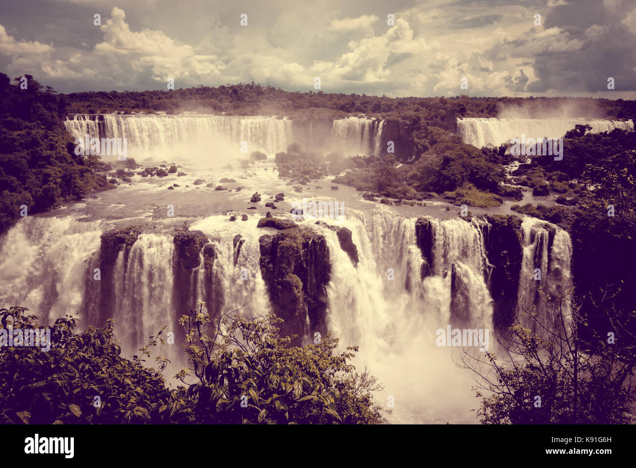 Iguazu Falls National Park. cascate tropicali e il paesaggio della foresta pluviale. Effetto vintage Foto Stock