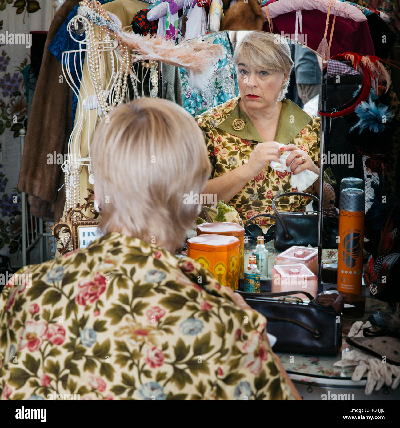 Donna in abito vintage alla moda, Goodwood Revival Foto Stock