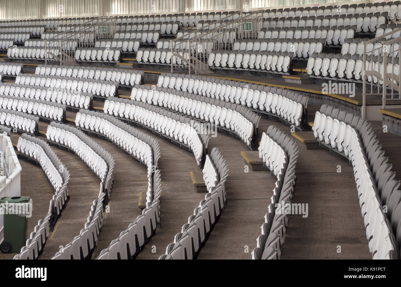 Posti a sedere bianco al Lords Cricket Ground, St Johns Wood, Londra, Inghilterra, Regno Unito Foto Stock