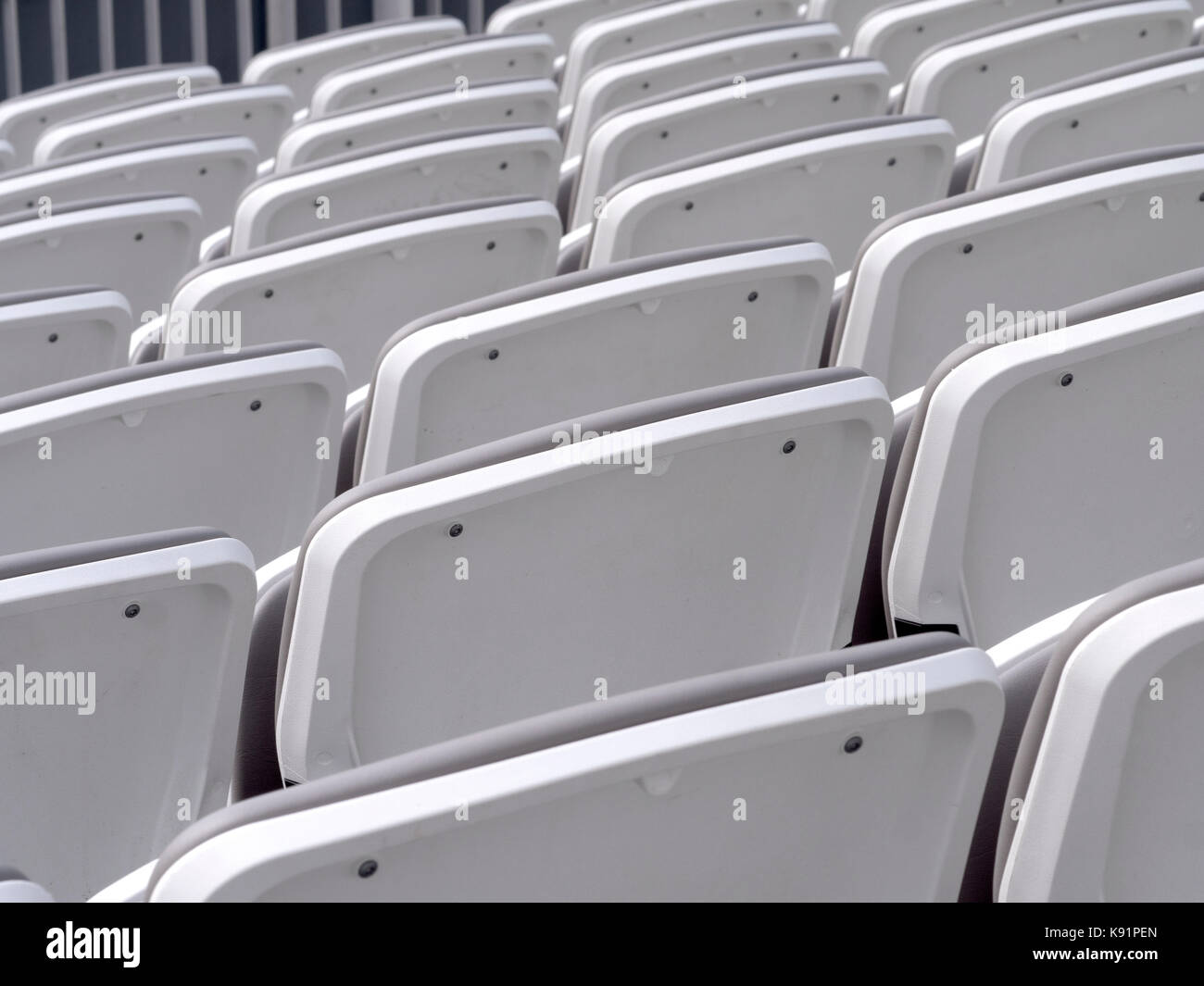 Posti a sedere bianco al Lords Cricket Ground, St Johns Wood, Londra, Inghilterra, Regno Unito Foto Stock