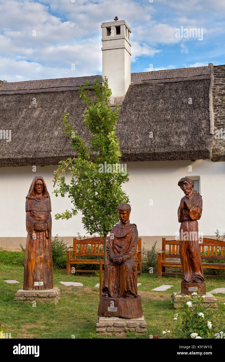 Bellissime sculture scolpite nel villaggio ungherese di Tihany Foto Stock