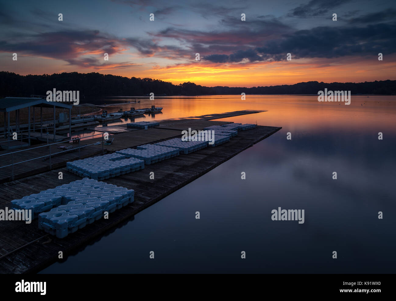 Clarks brige park è sul lato nord del Lago Lanier sydney lungo il fiume Chattahoochee. Esso copre entrambi i lati della strada e ha diverse rampe imbarcazioni, una spiaggia e boscoso di prati e tavoli da picnic. clarks bridge park è forse meglio conosciuta per il ruolo che ha svolto nel 1996 giochi olimpici come sede per il canottaggio, il kayak e canoa eventi. L'Olympic è ancora utilizzato per locali, nazionali e concorsi in tutto il mondo come pure un sito di formazione per gli atleti. presumibilmente nel 2018, l'icf dragon boat nel campionato del mondo si terrà nel unitied membri per la prima volta e sarà sul Lago Lanier Foto Stock