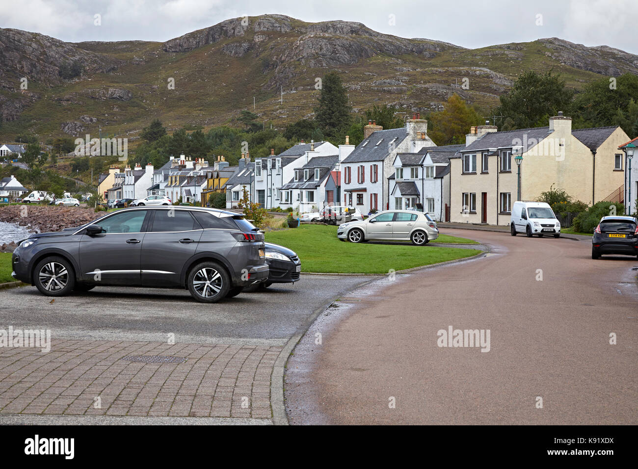 Guardando a nord lungo il lungomare di shieldaig mostra ordinata e ben dipinto case colorate. Ross and Cromarty. Scozia Scotland Foto Stock