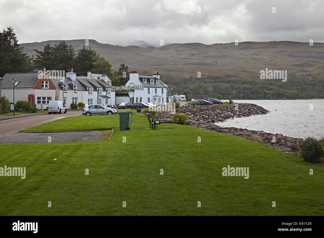 Guardando verso sud lungo il lungomare di shieldaig mostra ordinata e ben dipinto case colorate e tigh un eilean hotel . Ross and Cromarty. Scozia Scotland Foto Stock