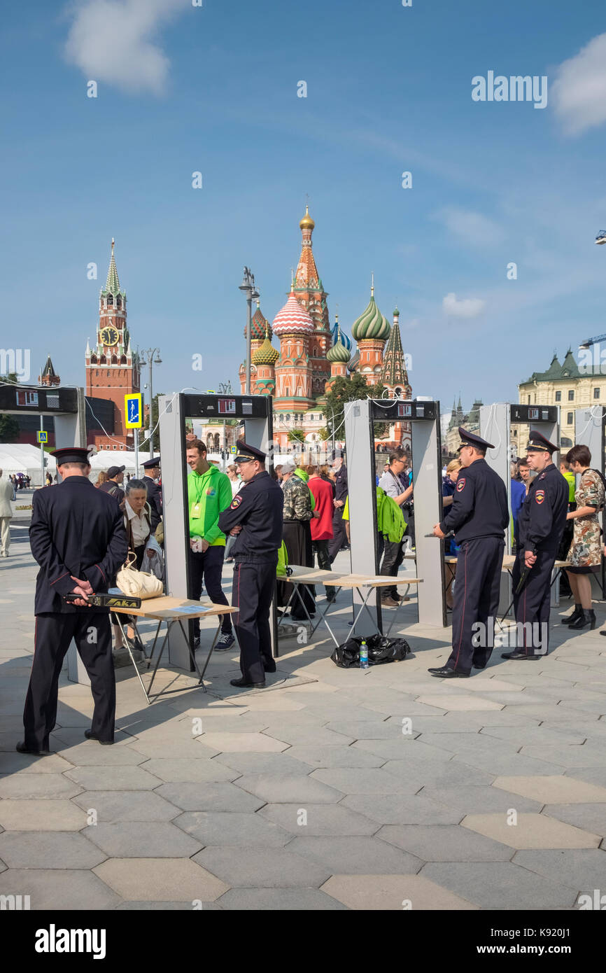 I controlli di sicurezza delle persone che entrano nel quadrato rosso vicino a St basilici cattedrale, Mosca, Russia. Foto Stock