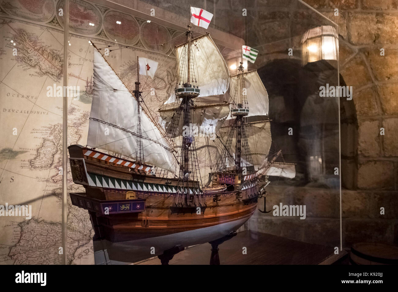 Modello di un inizio XVII secolo galeone inglese barca, visualizzato all'interno della vecchia corte inglese museum, Varvarka San, Mosca, Russia Foto Stock