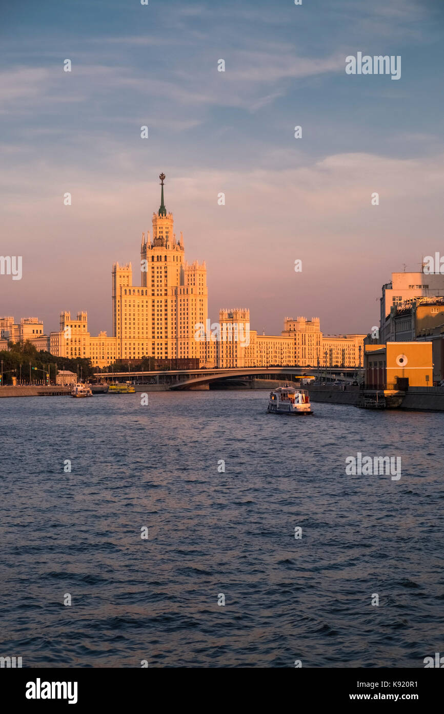 Vista del punto di riferimento di Mosca Kotelnicheskaya Embankment, la costruzione di un grattacielo del periodo stalinista accanto al fiume Moskva, Mosca, Russia Foto Stock