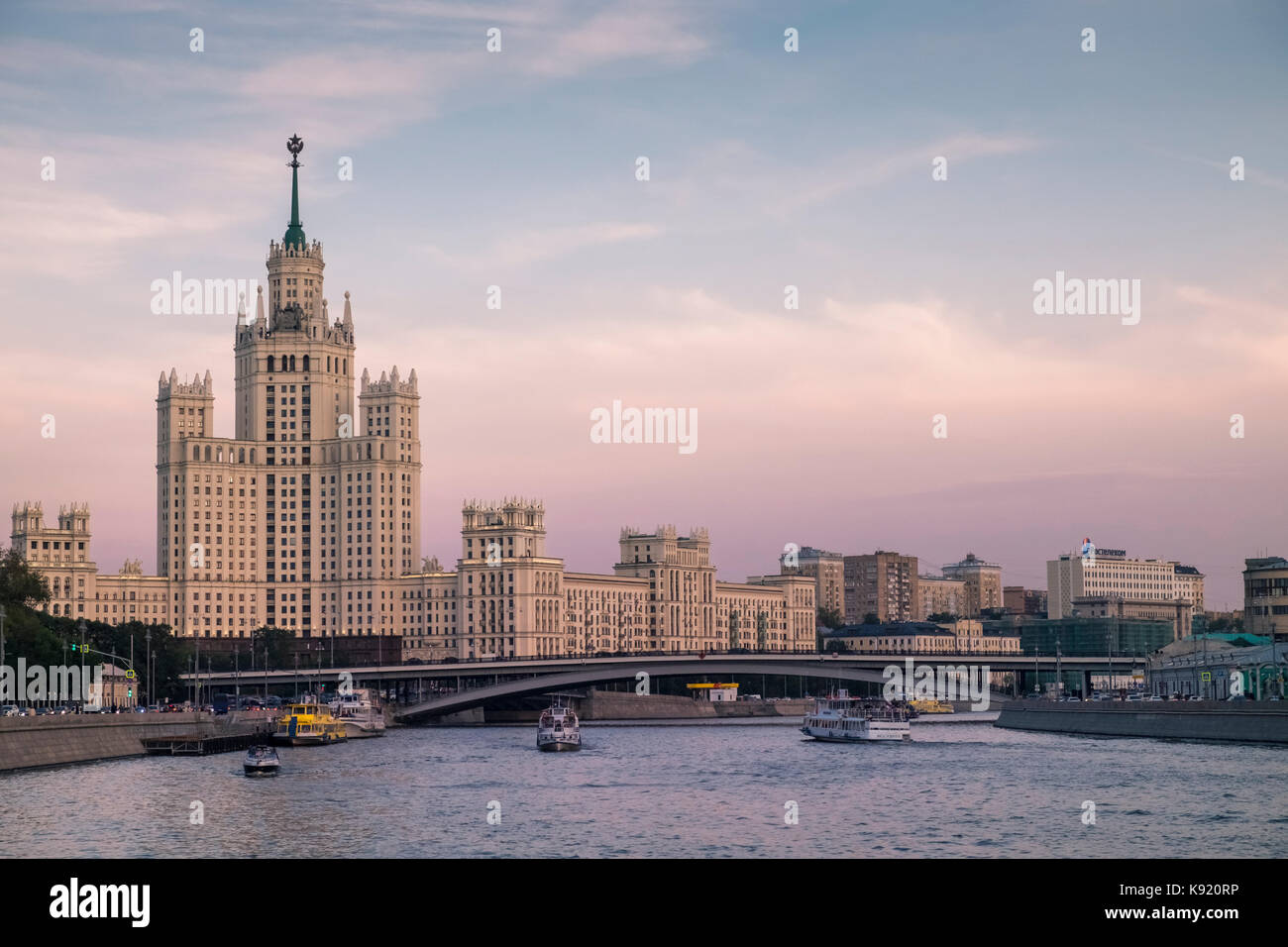 Vista del Kotelnicheskaya Embankment edificio, un punto di riferimento grattacielo del periodo stalinista accanto al fiume Moskva, Mosca, Russia Foto Stock