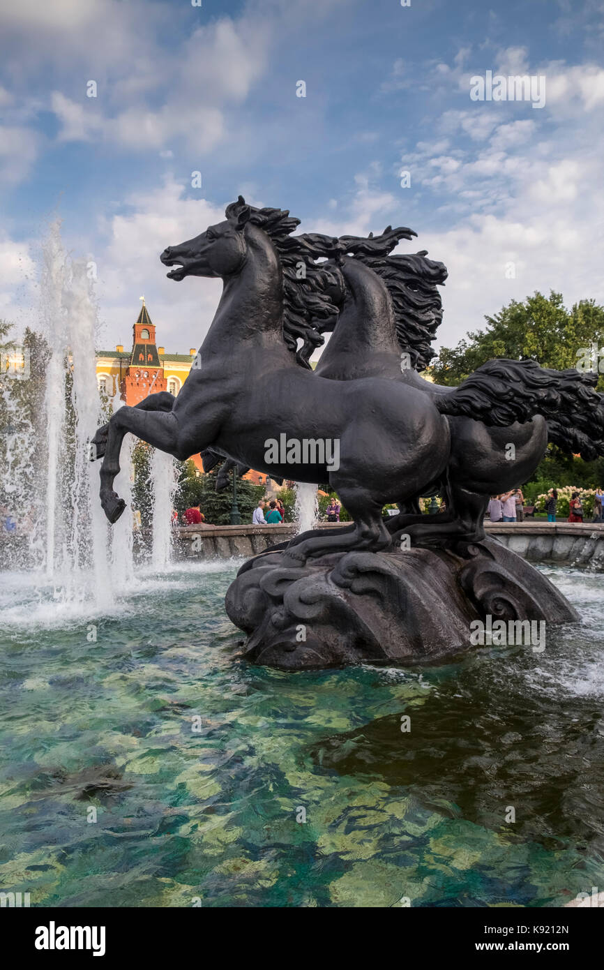 Il Four Seasons fontana, contenente il cavallo di bronzo sculture, Manezhnaya Square, Mosca, Russia. Foto Stock
