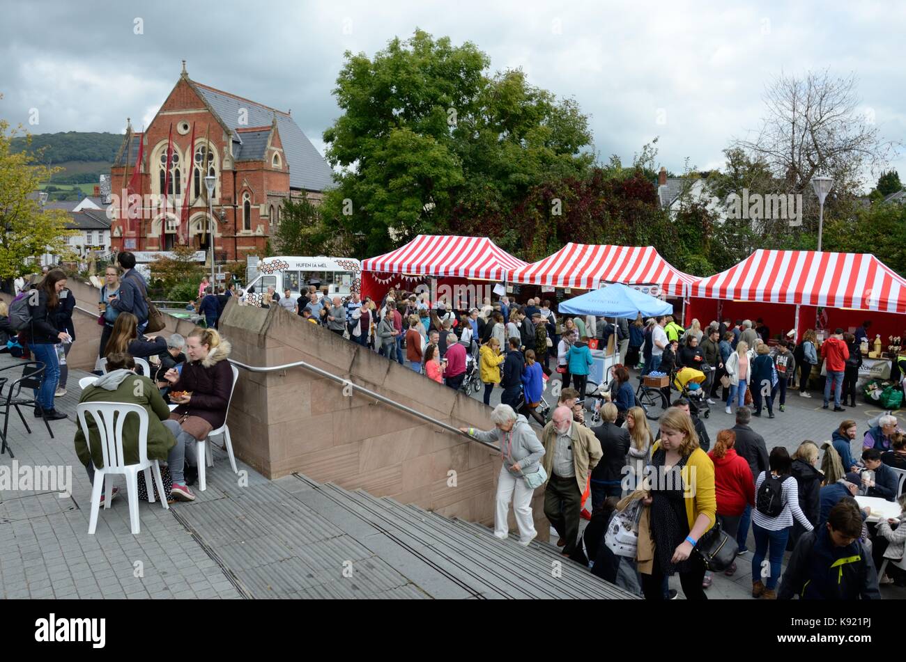 Una folla di persone a Abergavenny Food Festival Monmouthshire Galles Cymru REGNO UNITO GB Foto Stock