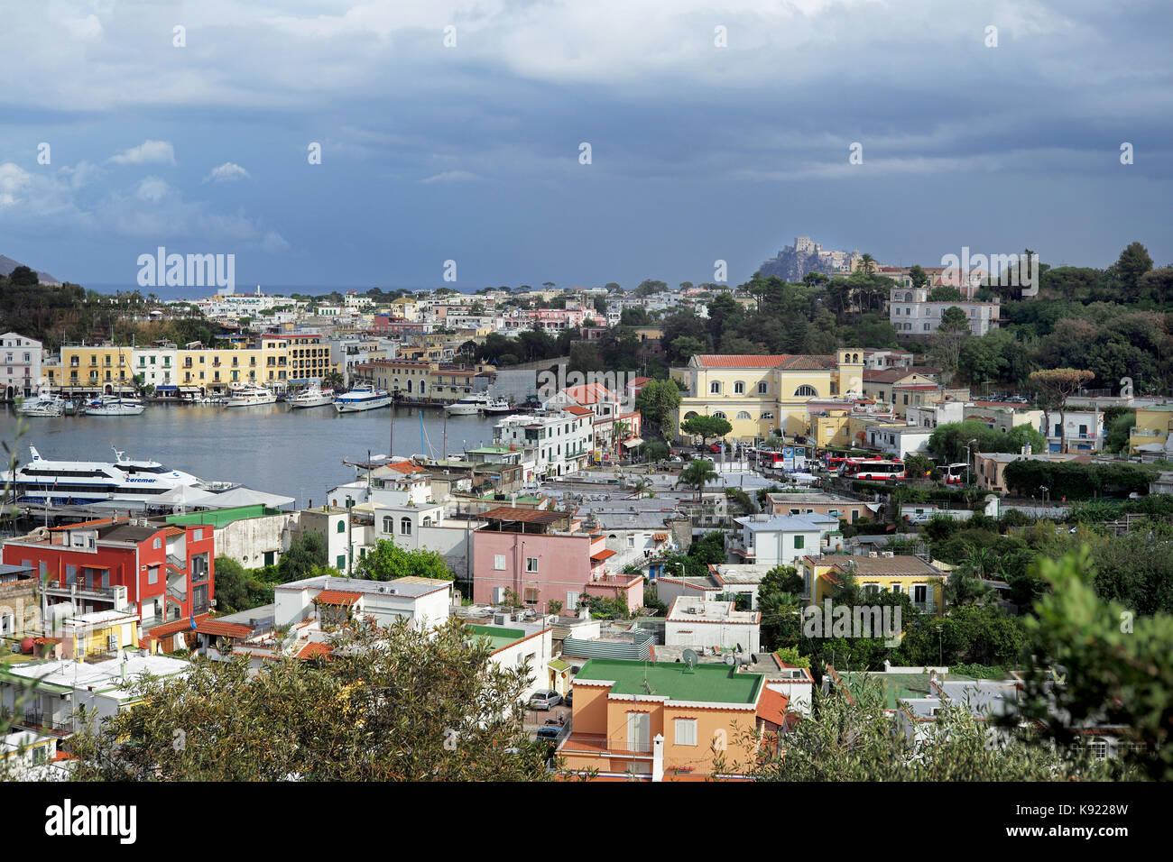 Vista guardando verso il basso su Ischia porto, sull'isola italiana di Ischia nel golfo di Napoli. Foto Stock