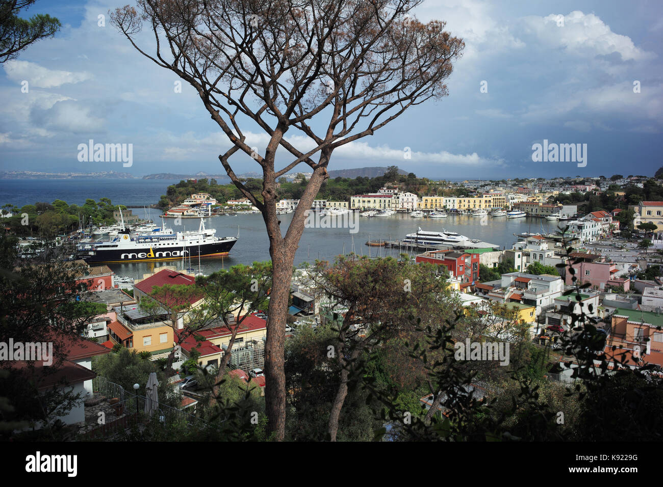 Vista guardando verso il basso su Ischia porto, sull'isola italiana di Ischia nel golfo di Napoli. Foto Stock