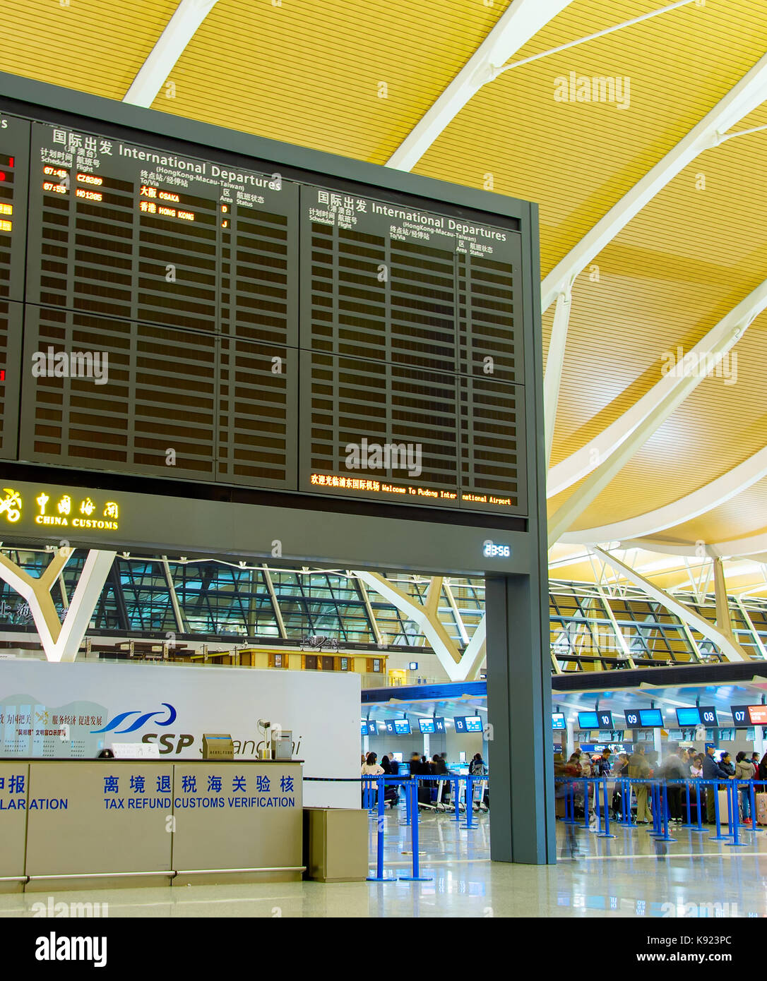 Shanghai, Cina - 29 dic 2106: sala partenze dell'aeroporto internazionale di Shanghai Pudong. L'aeroporto internazionale di Pudong è aeroporto internazionale di sha Foto Stock