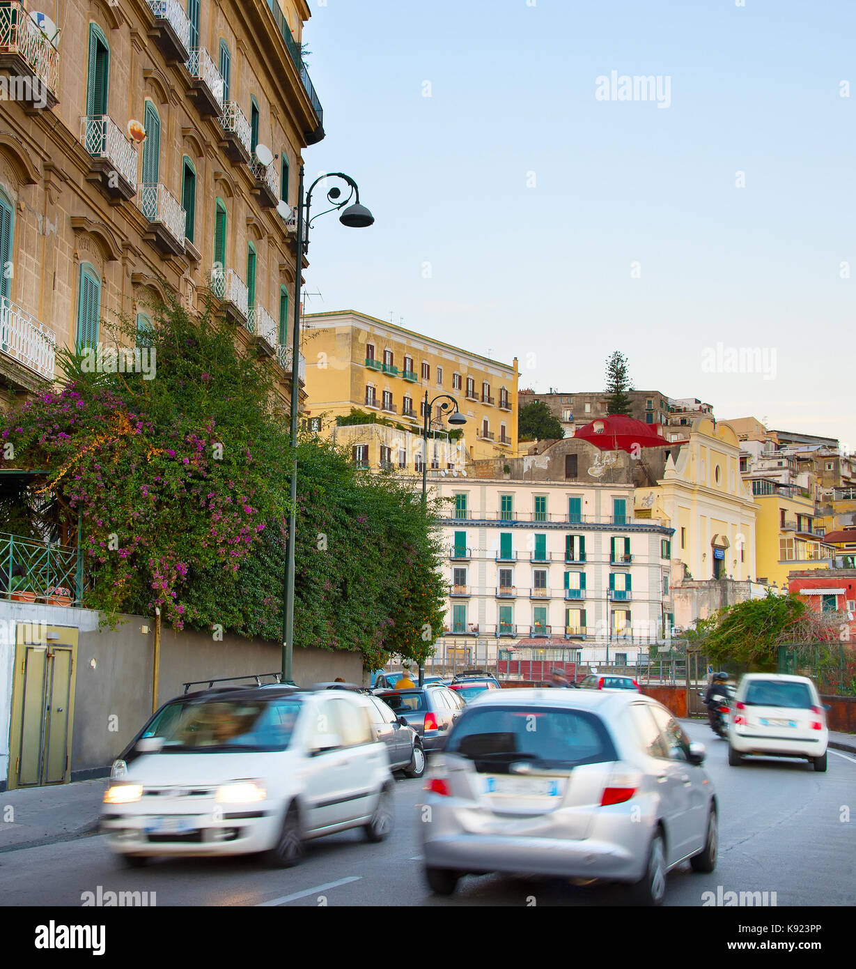 Il traffico su una strada di napoli al crepuscolo. Italia Foto Stock