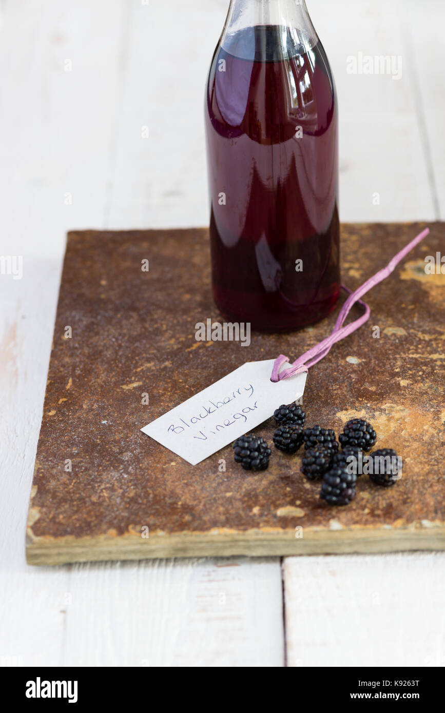 In casa di aceto di blackberry su una scheda di ardesia. Foto Stock