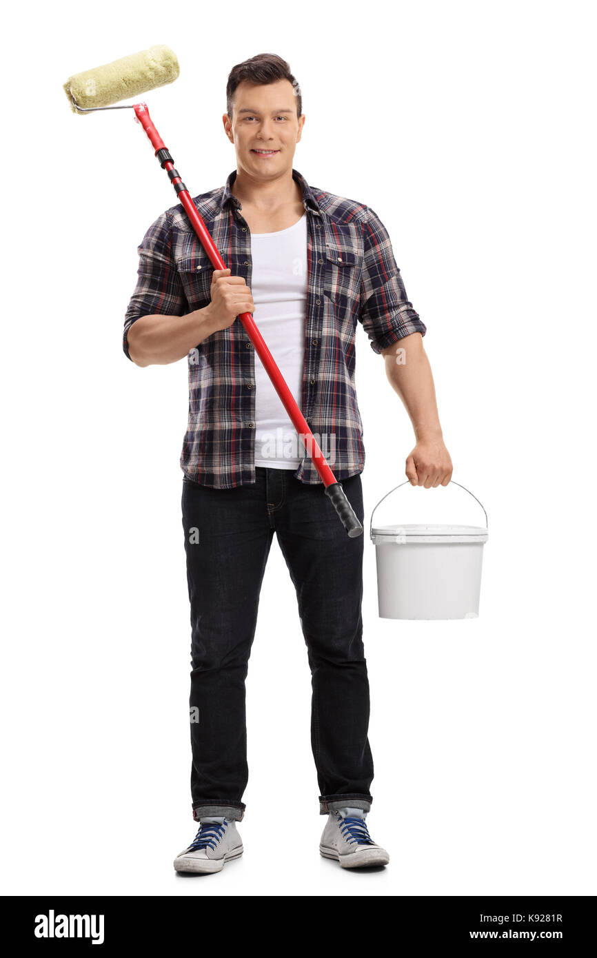 A piena lunghezza Ritratto di un ragazzo con un rullo di vernice e un cucchiaio di colore isolato su sfondo bianco Foto Stock