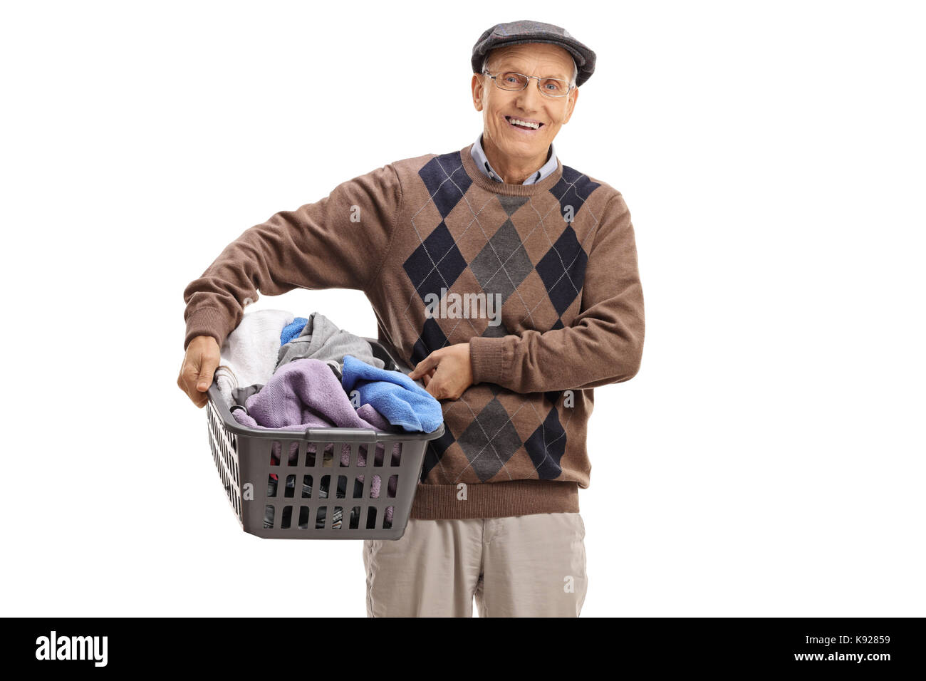 Senior tenendo un cesto per la biancheria pieno di vestiti isolati su sfondo bianco Foto Stock